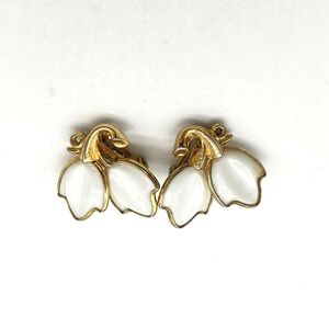 Vintage Crown Trifari‎ Gold Plated White Milk Glass Floral Clip On Earrings